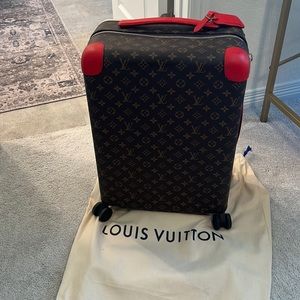 Next to new, LV rolling suitcase, used 3 times, no rips or blemishes